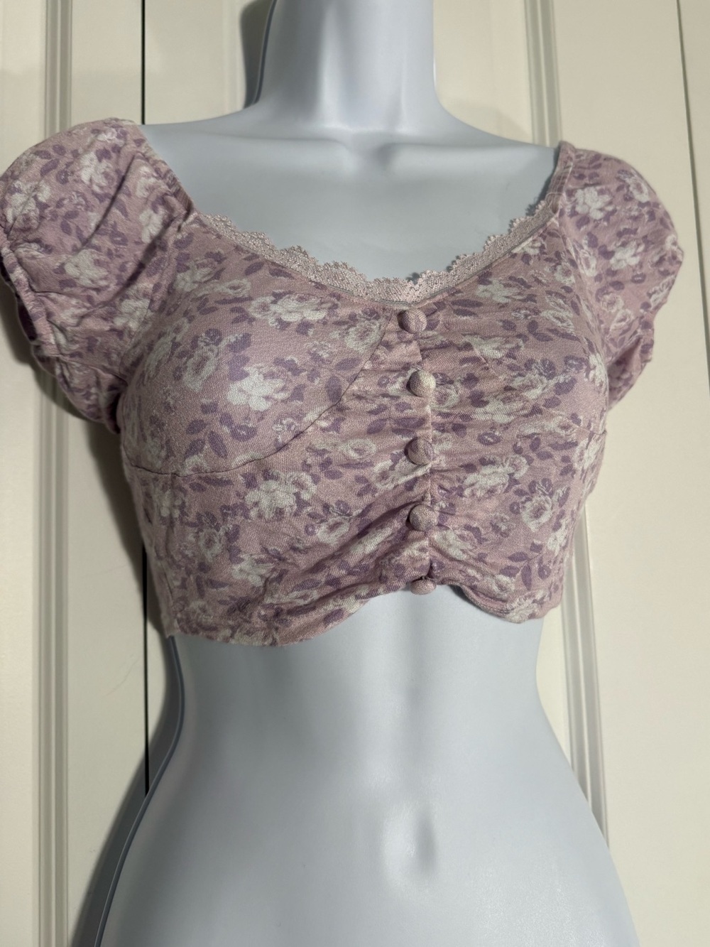 PacSun Lavender Floral Lace-Trim Puff Sleeve Crop Top